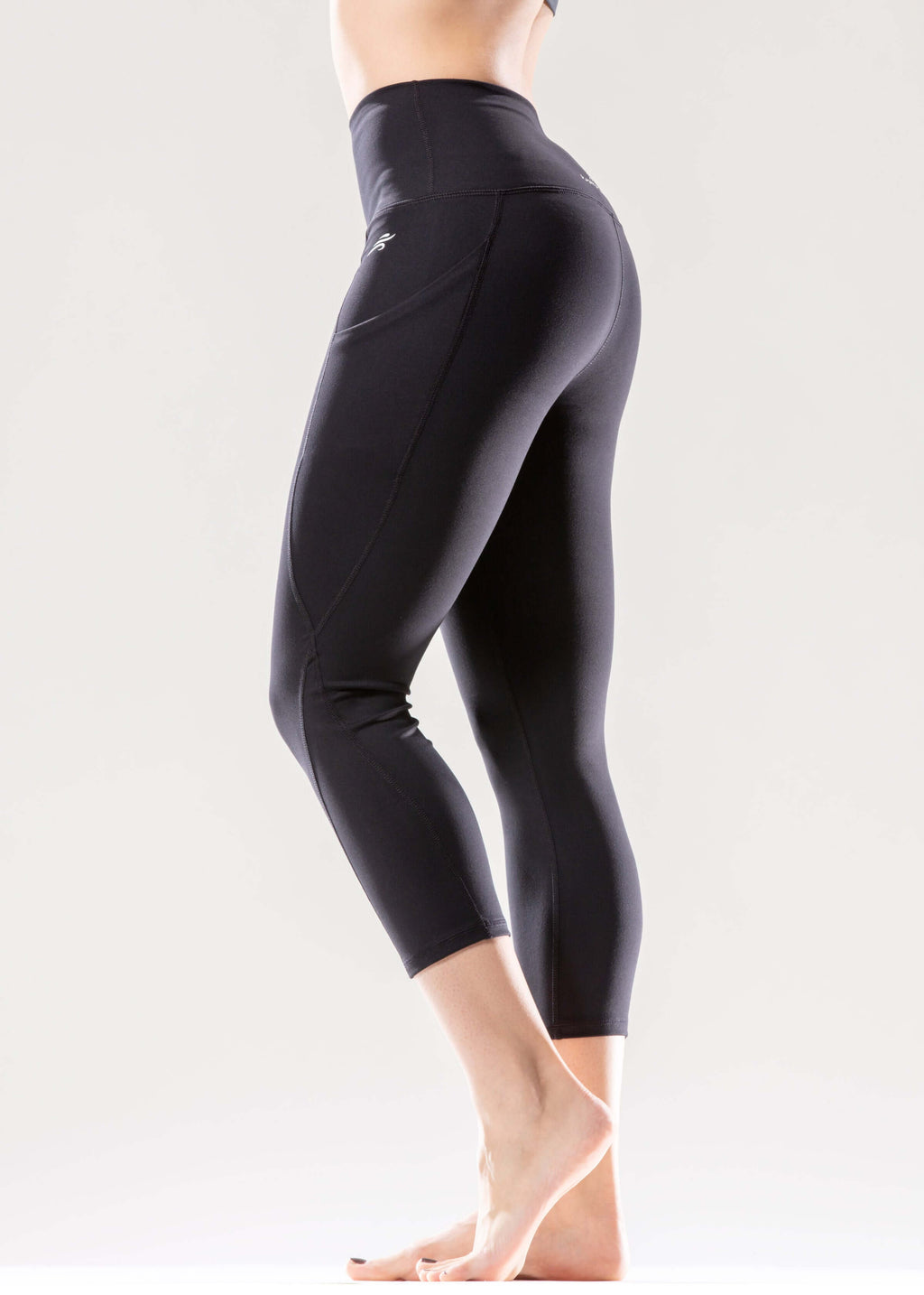 Jolie High-Waisted Capri Leggings with Hip Pockets-3
